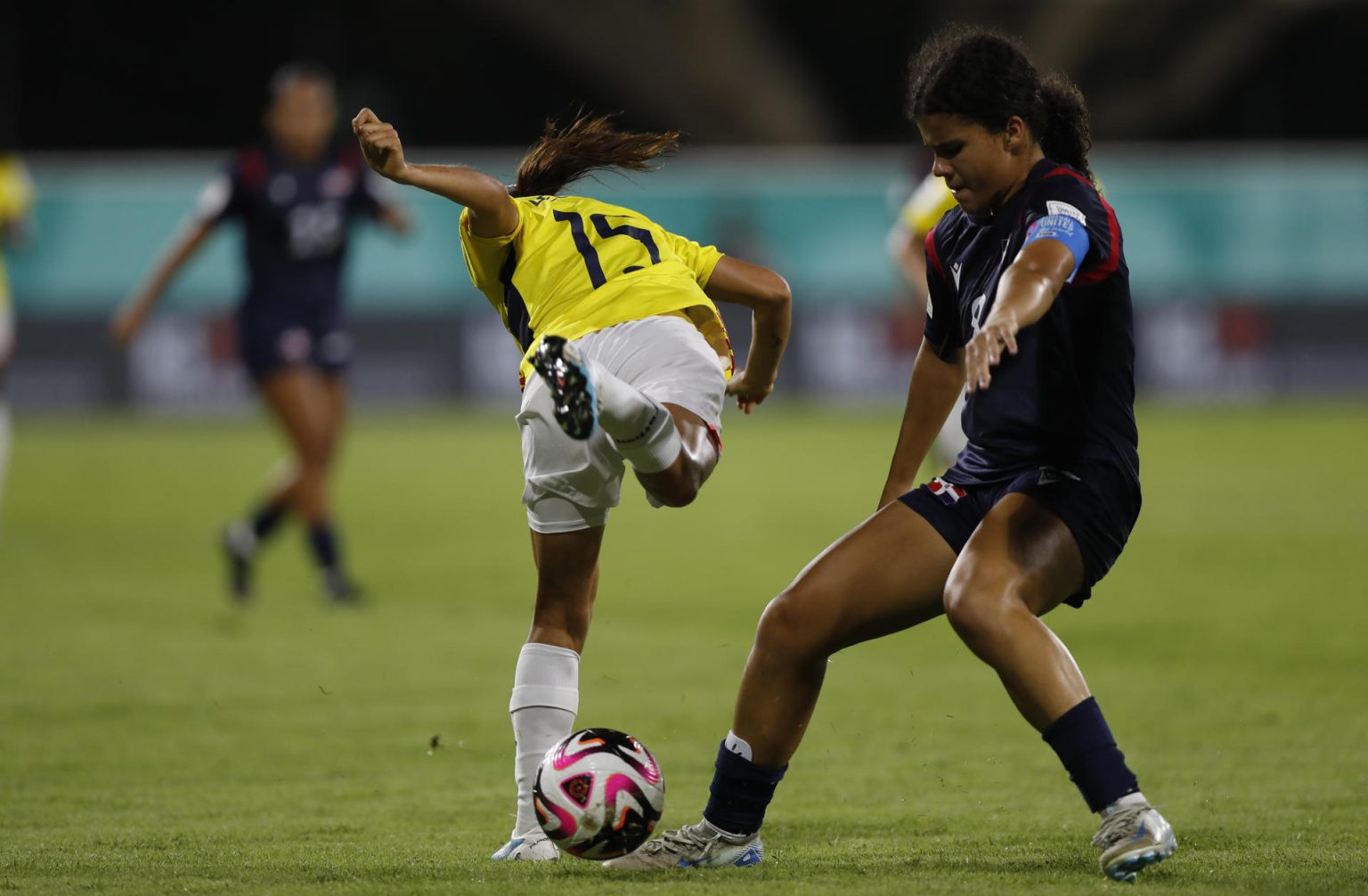 La dominicana Renata Mercedes (d) frena el avance de la ecuatoriana Emily Delgado durante el partido del Mundial sub-17 que las sudamericanas ganaron este miércoles por 0-2 en el estadio Cibao, en Santiago de los Caballeros. EFE/ Diana Sánchez