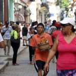 Varias personas transitan una calle en La Habana (Cuba). Imagen de archivo. EFE/ Ernesto Mastrascusa