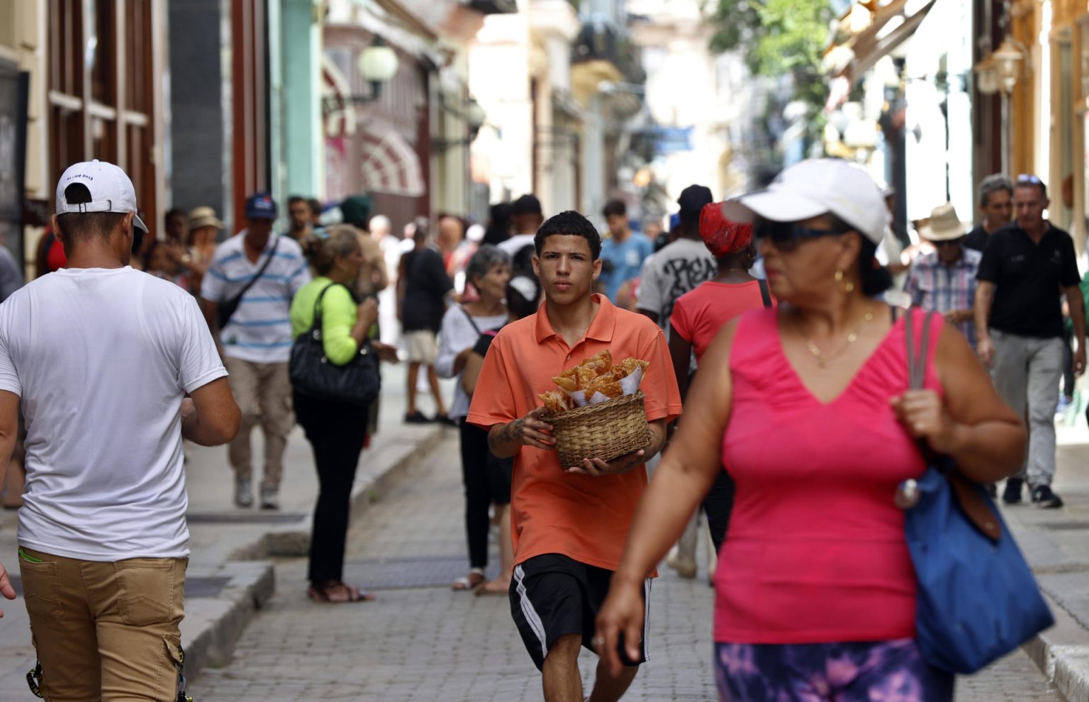 Varias personas transitan una calle en La Habana (Cuba). Imagen de archivo. EFE/ Ernesto Mastrascusa