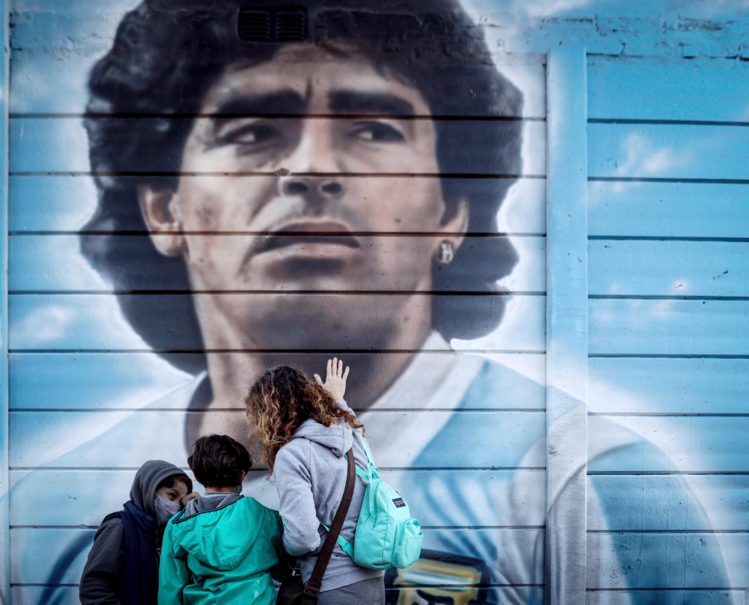 Fotografía de archivo de un mural de Diego Maradona. EFE/Juan Ignacio Roncoroni