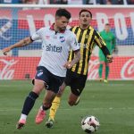 Gabriel Báez (i) de Nacional disputa un balón con Eduardo Darias de Peñarol en un partido de la fecha 6 del Torneo Clausura de la Primera División de Uruguay. EFE/ Gastón Britos