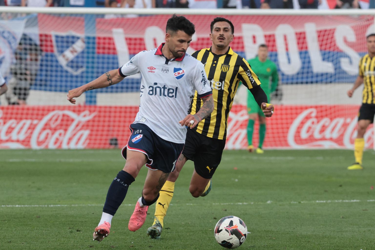 Gabriel Báez (i) de Nacional disputa un balón con Eduardo Darias de Peñarol en un partido de la fecha 6 del Torneo Clausura de la Primera División de Uruguay. EFE/ Gastón Britos