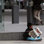 Fotografía de archivo fechada el 13 de agosto de 2015 que muestra a un niño mientras toca el acordeón para ganar un sustento, en una calle de la Ciudad de México (México). Archivo. EFE/Alex Cruz