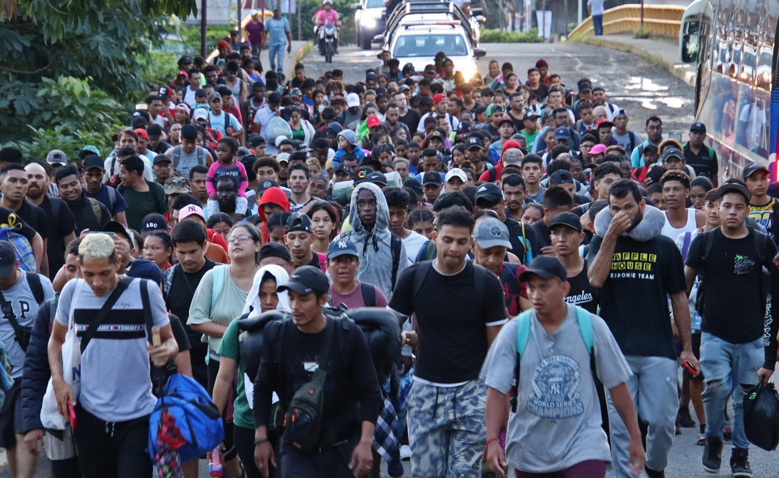 Migrantes salen en caravana este sábado de la ciudad de Tapachula, en el estado de Chiapas (México). EFE/Juan Manuel Blanco