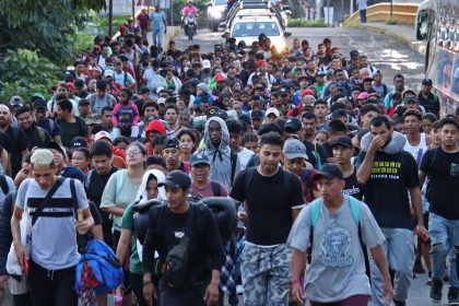 Migrantes salen en caravana este sábado de la ciudad de Tapachula, en el estado de Chiapas (México). EFE/Juan Manuel Blanco