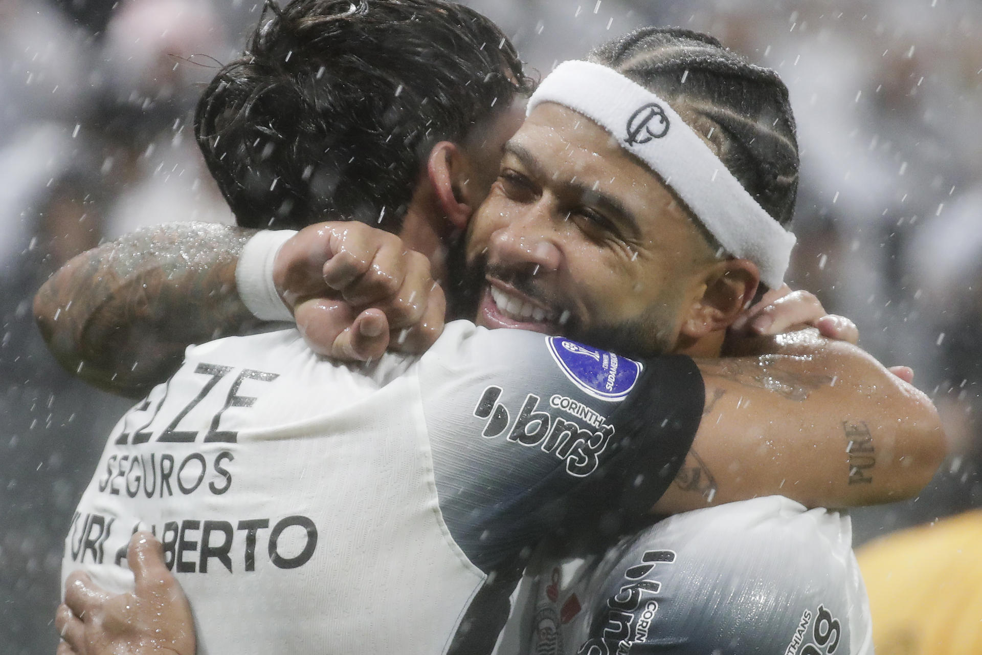 Yuri Alberto (i), delantero de Corinthians de Brasil, fue registrado este jueves, 24 de octubre, al celebrar, con su compañero Memphis Depay, un gol que le anotó a Racing de Argentina, durante el partido de ida de esta llave semifinal de la Copa Sudamericana, en el estadio Neo Química Arena de Sao Paulo (Brasil).. EFE/Sebastiao Moreira
