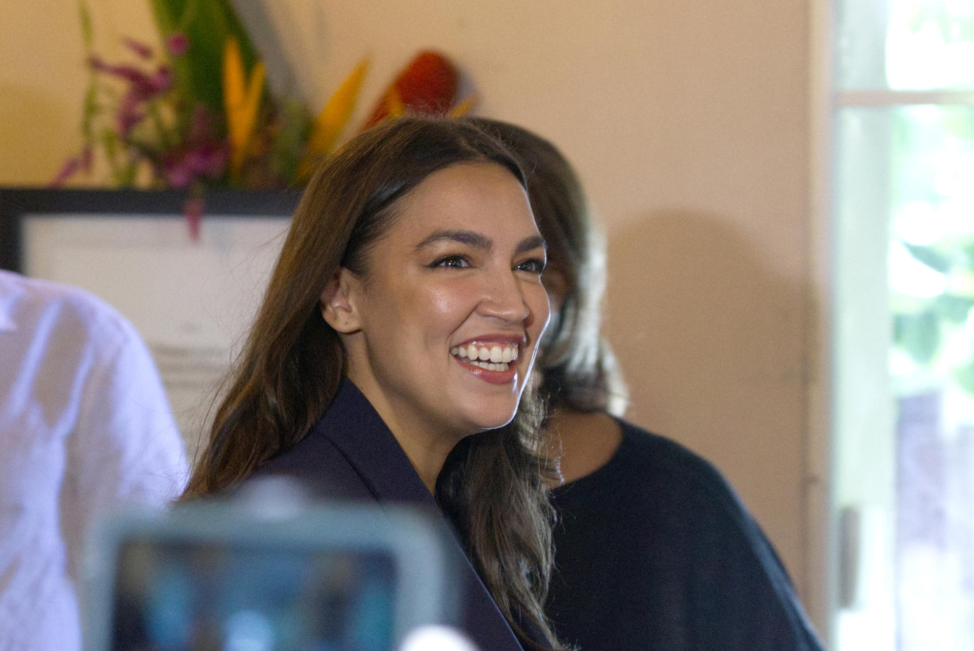 La congresista demócrata de Nueva York, Alexandria Ocasio-Cortez asiste a una rueda de prensa este miércoles, en San Juan (Puerto Rico). EFE/ Thais Llora
