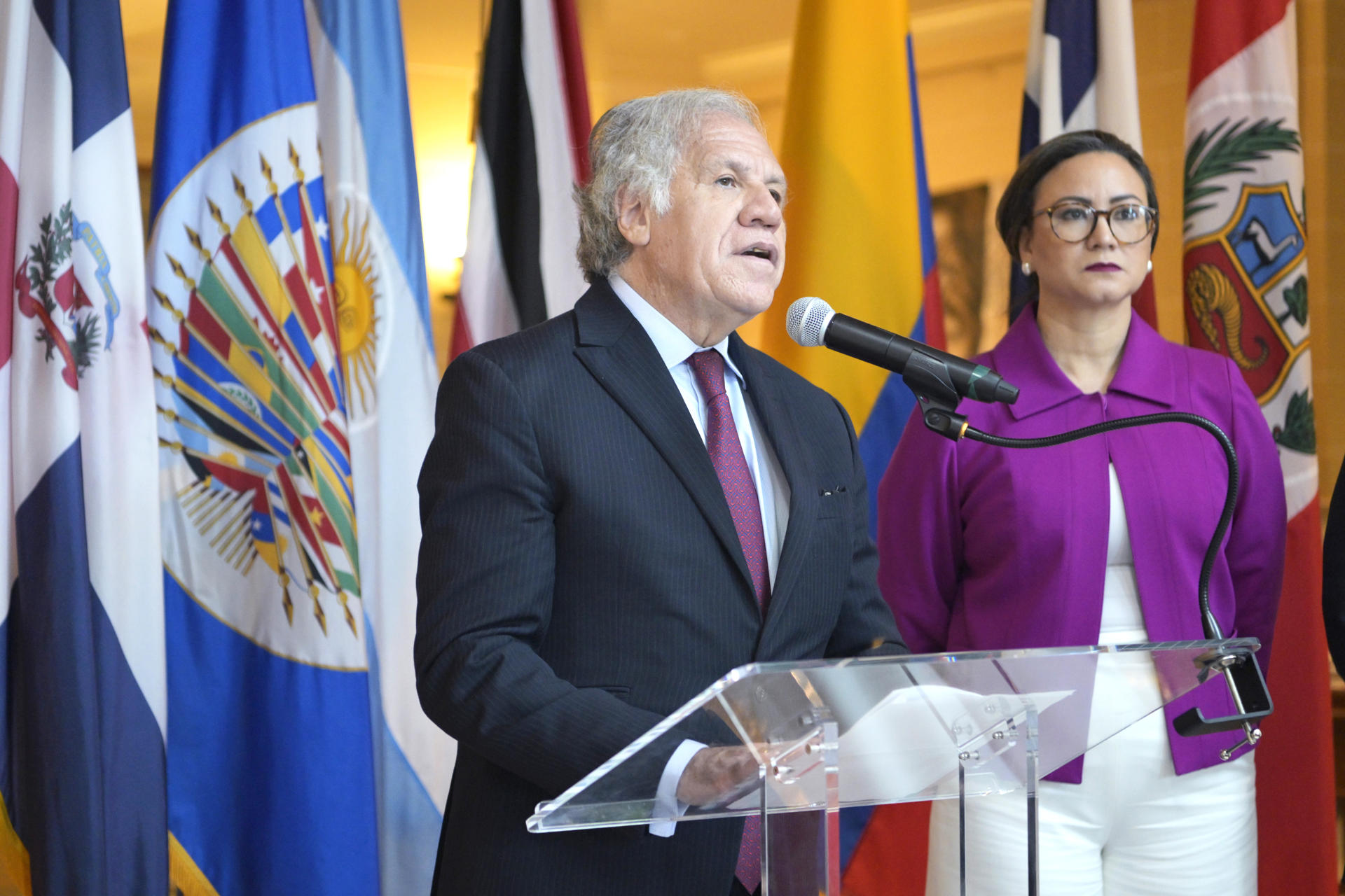 El Secretario General de la OEA, Luis Almagro (c), habla junto a la representante permanente de República Dominicana ante la Organización de los Estados Americanos (OEA), Mayerlyn Cordero, durante la inauguración de la exposición 'Cumbre de las Américas: 30 años en imágenes' este viernes, en la sede de la Organización de los Estados Americanos (OEA) en Washington (EE. UU). EFE/Lenin Nolly
