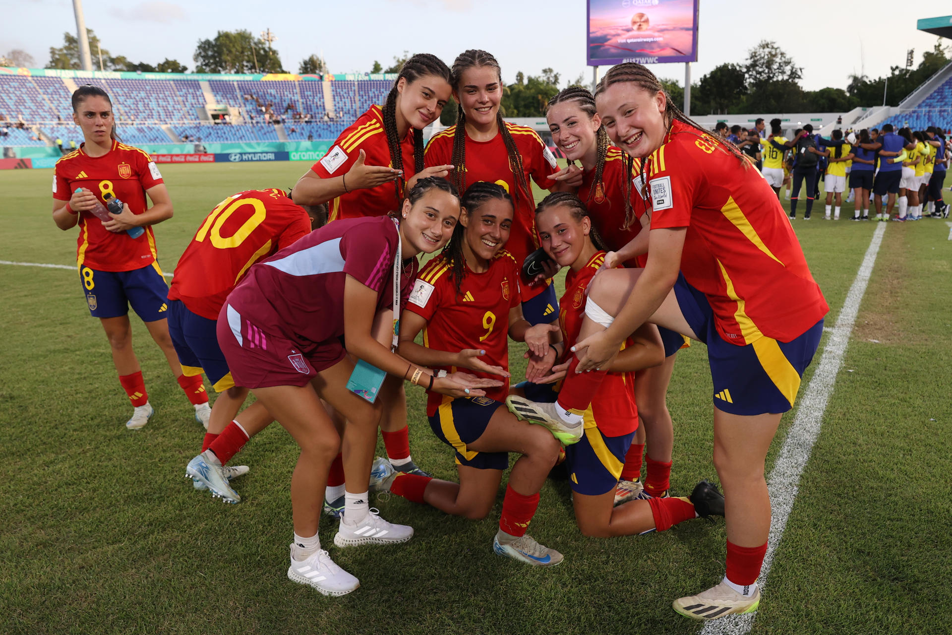 Las jugadoras de la selección sub-17 de España celebran este domingo su clasificación a las semifinales del Mundial de la categoría que se disputa en República Dominicana. EFE/ Orlando Barría
