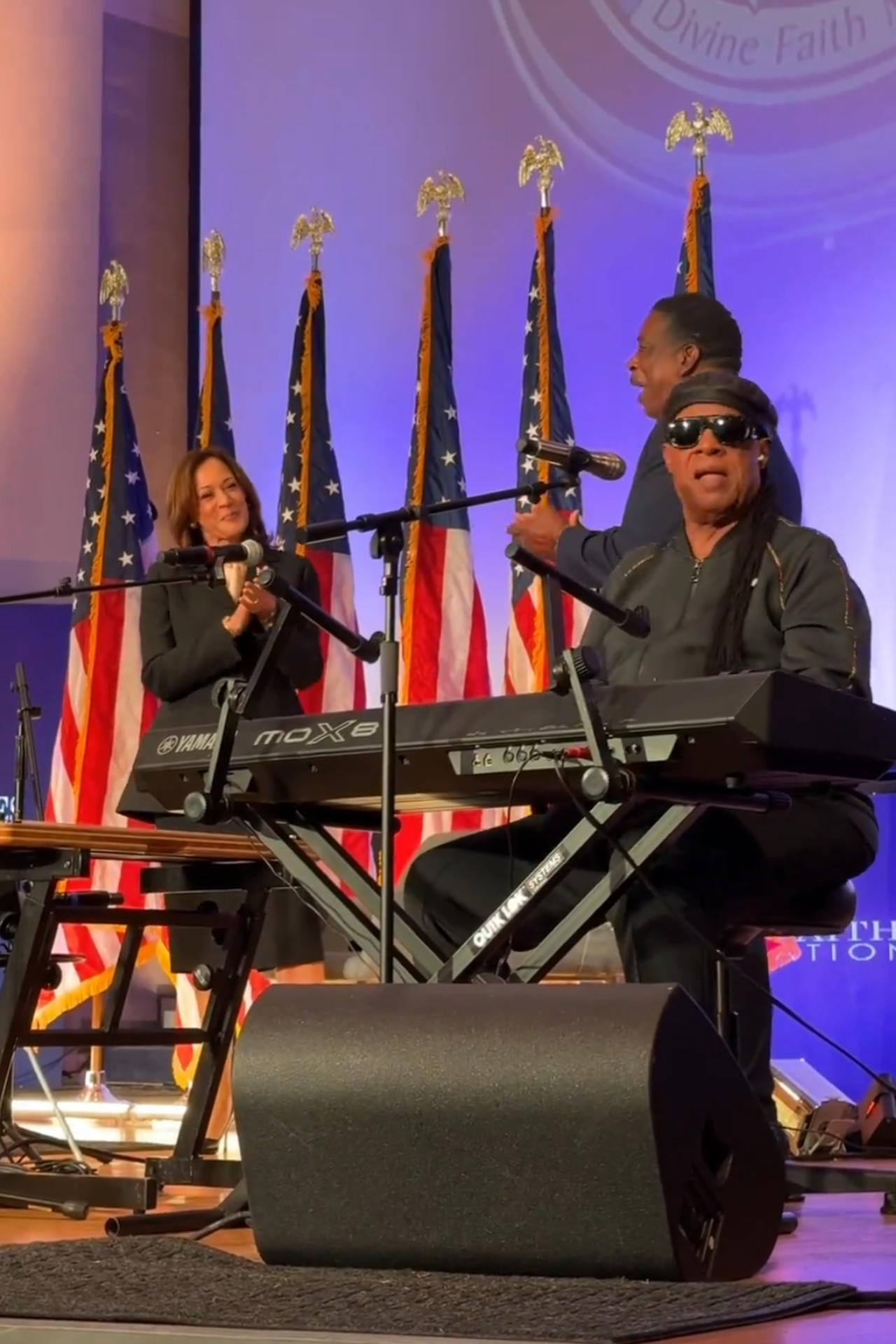 Fotografía tomada de la cuenta en X de la vicepresidenta de Estados Unidos y candidata demócrata a la Casa Blanca, Kamala Harris, del músico estadounidense Stevie Wonder (d) cantando cumpleaños feliz en una iglesia de Jonesboro, Georgia (EE.UU.). EFE/ @kamalaharris /SOLO USO EDITORIAL/ SOLO DISPONIBLE PARA ILUSTRAR LA NOTICIA QUE ACOMPAÑA (CRÉDITO OBLIGATORIO) MEJOR CALIDAD DISPONIBLE