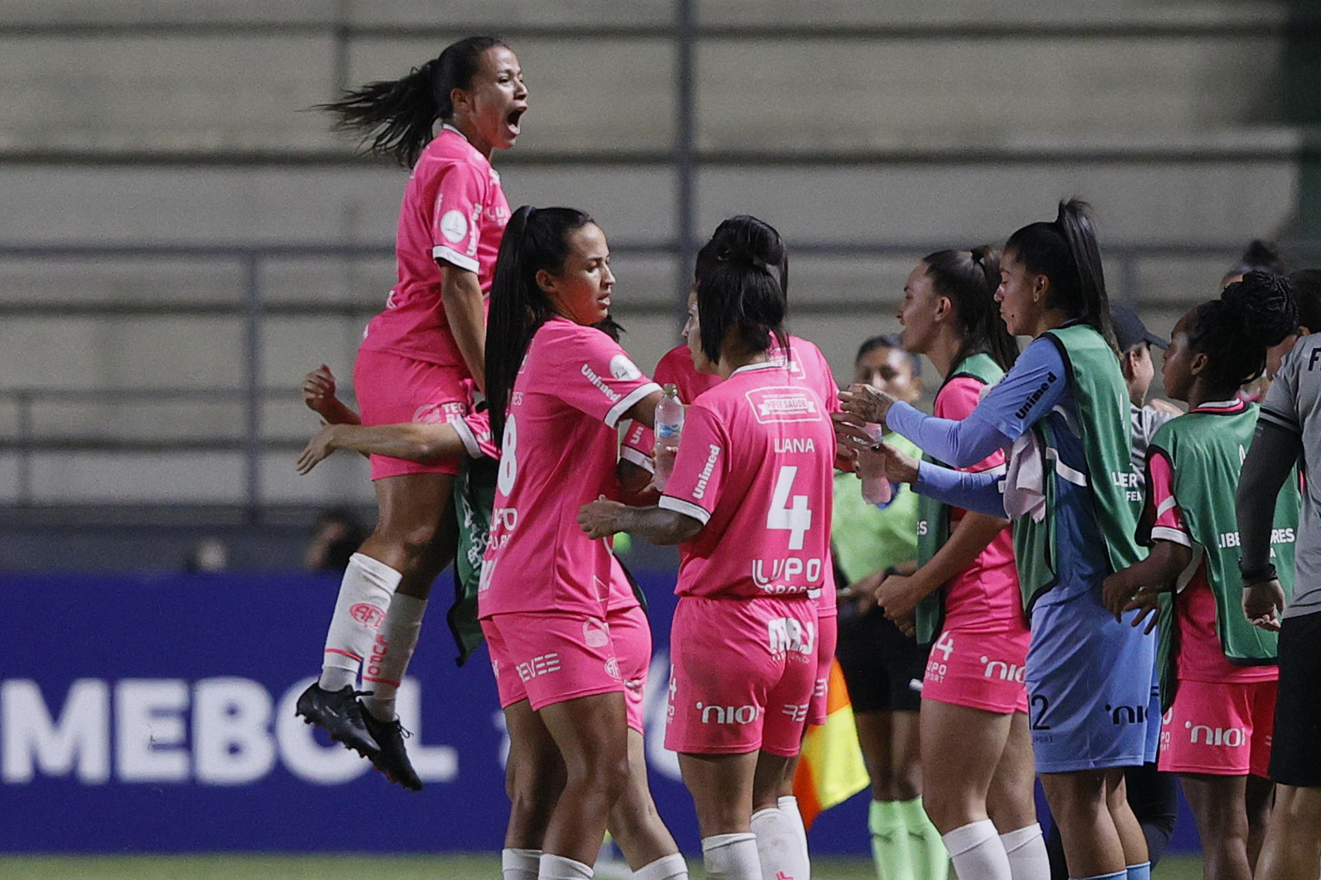 Jugadoras de Ferroviária celebran este viernes un gol en propia puerta de la central ecuatoriana Analiz Zambrano. Más tarde, la misma jugadora anotó el gol que garantizó a Independiente del Valle el empate 1-1 en el primer partido del Grupo C de la Copa Libertadores femenina jugado en Asunción. EFE/ Juan Pablo Pino
