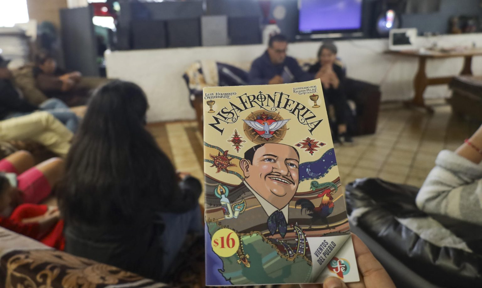 Fotografía del libro "Misa fronteriza" del escritor mexicano Luis Humberto Crosthwaite, durante su presentación en el albergue Border Line Crisis, este martes en Tijuana (México). EFE/Joebeth Terriquez