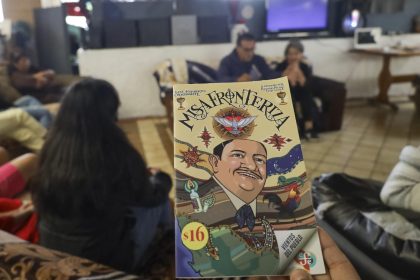 Fotografía del libro "Misa fronteriza" del escritor mexicano Luis Humberto Crosthwaite, durante su presentación en el albergue Border Line Crisis, este martes en Tijuana (México). EFE/Joebeth Terriquez