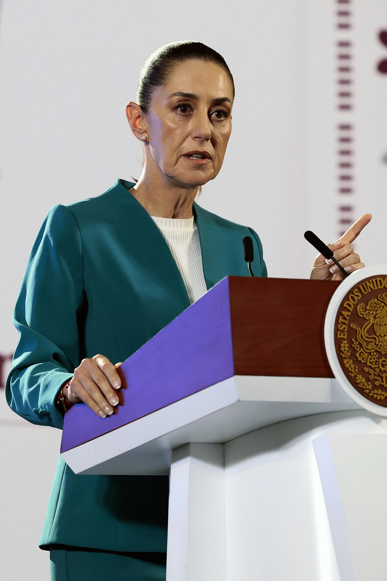 La presidenta de México, Claudia Sheinbaum, habla durante su conferencia de prensa matutina en Palacio Nacional de la Ciudad de México (México). EFE/ José Méndez
