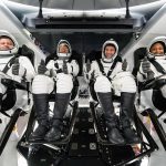 Fotografía del viernes 12 de enero de 2024 cedida por SpaceX de la tripulación de la misión Crew-8 de la NASA de izquierda a derecha los astronautas de la NASA la especialista de la misión, Jeanette Epps; el comandante, Matthew Dominick; el piloto, Michael Barratt, y el especialista de la misión, el cosmonauta de Roscosmos, Alexander Grebenkin, mientras participan en la una prueba de interfaz en la Estación Espacial de Cabo Cañaveral en Florida (EE. UU). EFE/SpaceX /SOLO USO EDITORIAL /NO VENTAS /SOLO DISPONIBLE PARA ILUSTRAR LA NOTICIA QUE ACOMPAÑA /CRÉDITO OBLIGATORIO