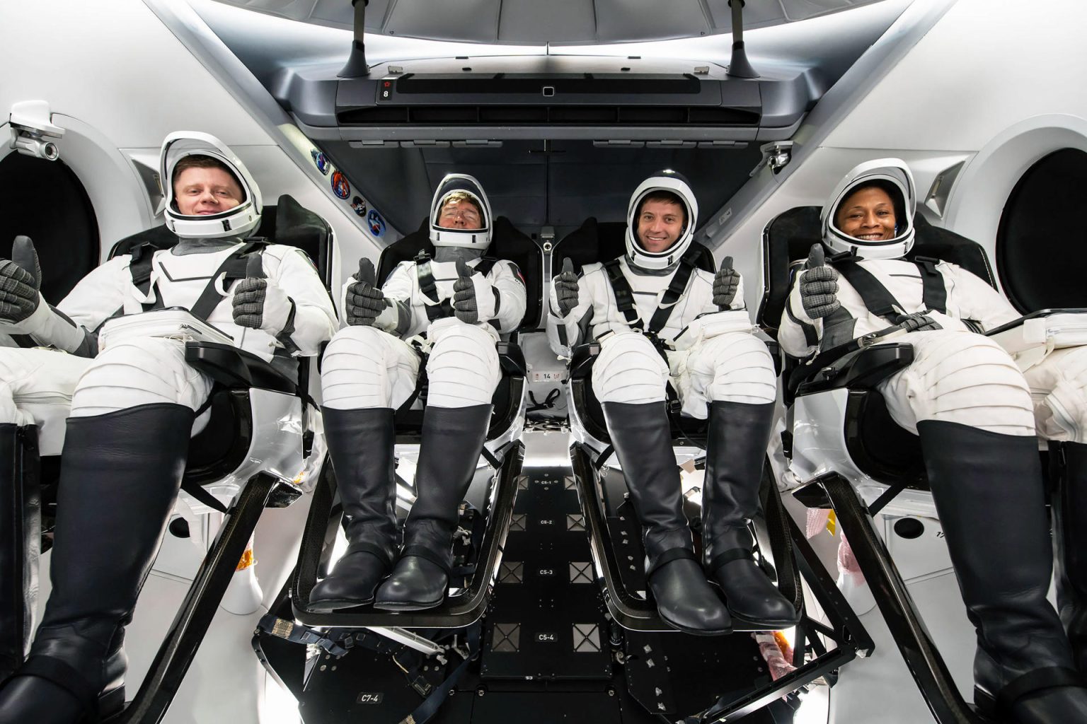 Fotografía del viernes 12 de enero de 2024 cedida por SpaceX de la tripulación de la misión Crew-8 de la NASA de izquierda a derecha los astronautas de la NASA la especialista de la misión, Jeanette Epps; el comandante, Matthew Dominick; el piloto, Michael Barratt, y el especialista de la misión, el cosmonauta de Roscosmos, Alexander Grebenkin, mientras participan en la una prueba de interfaz en la Estación Espacial de Cabo Cañaveral en Florida (EE. UU). EFE/SpaceX /SOLO USO EDITORIAL /NO VENTAS /SOLO DISPONIBLE PARA ILUSTRAR LA NOTICIA QUE ACOMPAÑA /CRÉDITO OBLIGATORIO