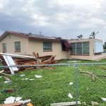 Fotografía de una casa afectada por el paso del huracán Milton, este jueves en la ciudad de Fort Myers, en Florida (Estados Unidos). EFE/ Antoni Belchi