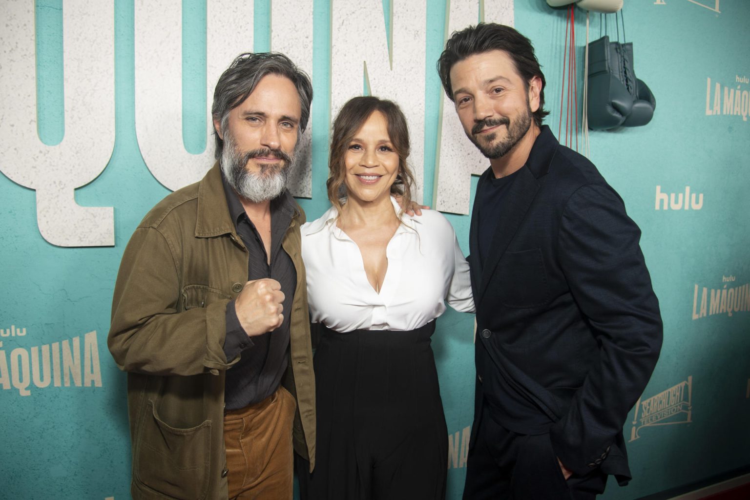 Fotografía cedida por Disney el 3 de octubre de 2024 donde aparecen los actores mexicanos Gael García Bernal (i) y Diego Luna (d), junto a la actriz estadounidense, Rosie Pérez, posando durante el estreno de la serie 'La Máquina' en el club The Hollywood Athletic en Los Ángeles, California (Estados Unidos). EFE/ Alberto E. Rodríguez SOLO USO EDITORIAL/SOLO DISPONIBLE PARA ILUSTRAR LA NOTICIA QUE ACOMPAÑA (CRÉDITO OBLIGATORIO)