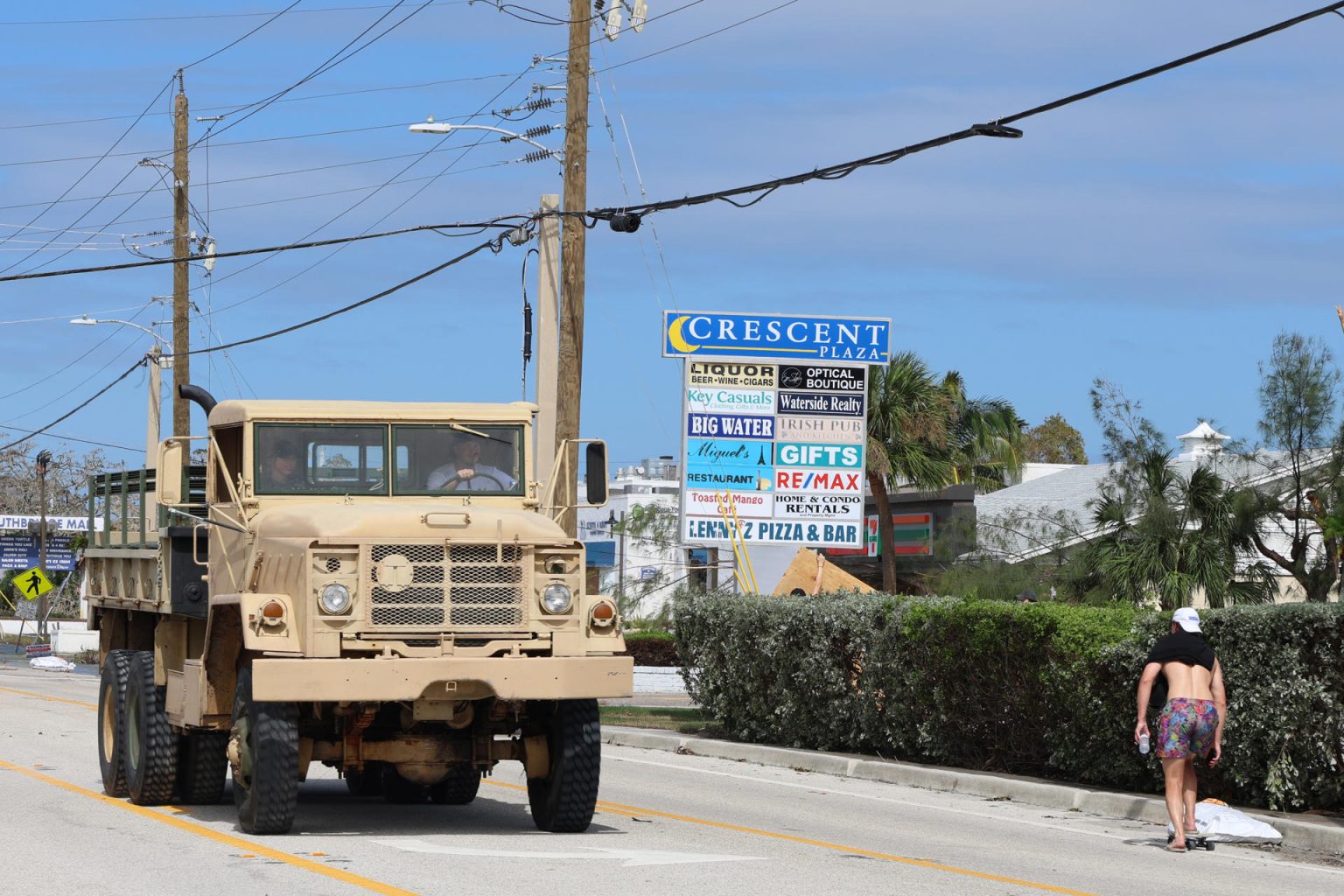 Un vehículo de la Guardia Nacional estadounidense llega para ayudar en las labores de recuperación después del paso del huracán Milton en Sarasota, Florida (EE.UU.). EFE/Octavio Guzmán