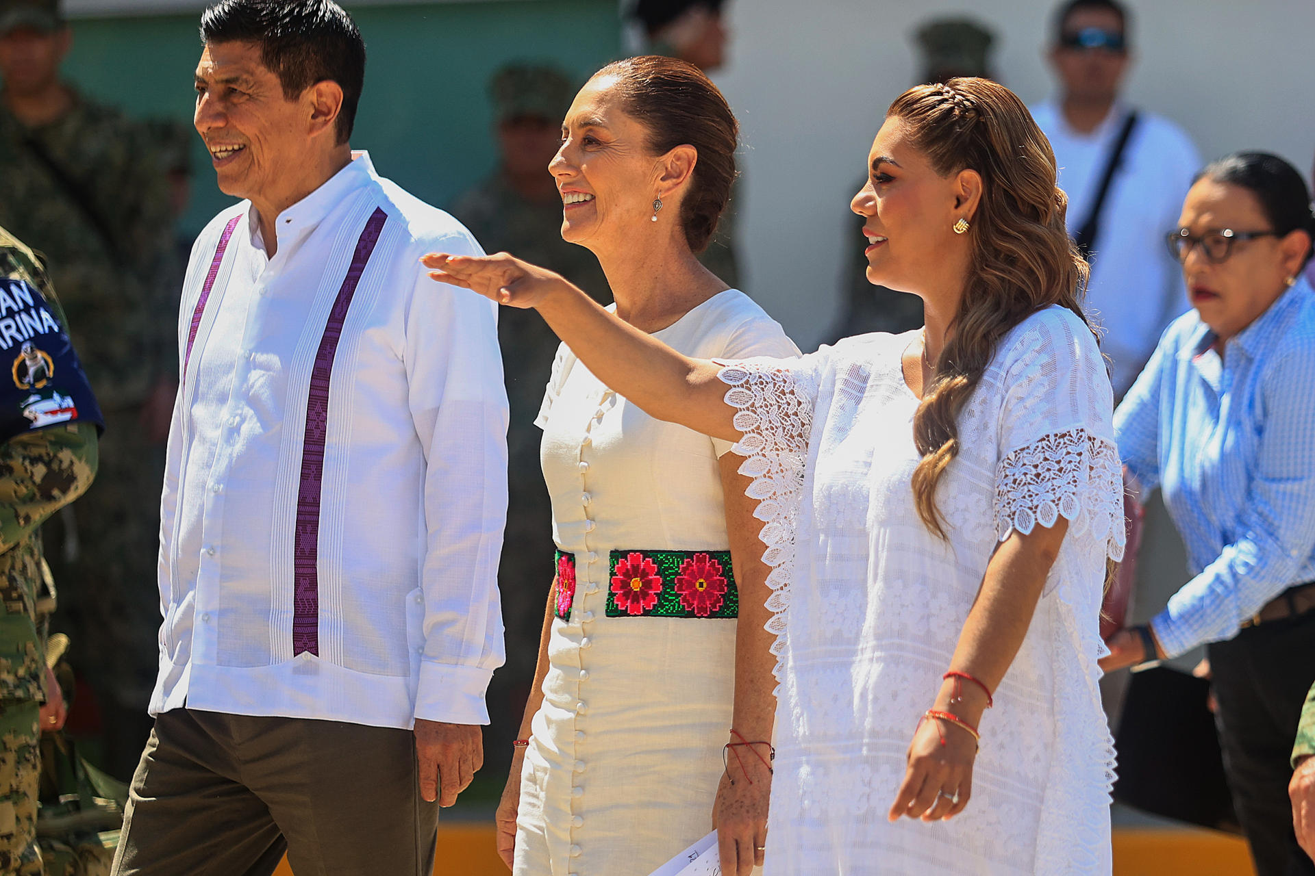 La presidenta de México, Claudia Sheinbaum (c), participa en un acto junto a los gobernadores de los estados de Oaxaca, Salomón Jara (i) y de Guerrero, Evelyn Salgado, este domingo, en Acapulco en el estado de Guerrero (México). EFE/David Guzmán
