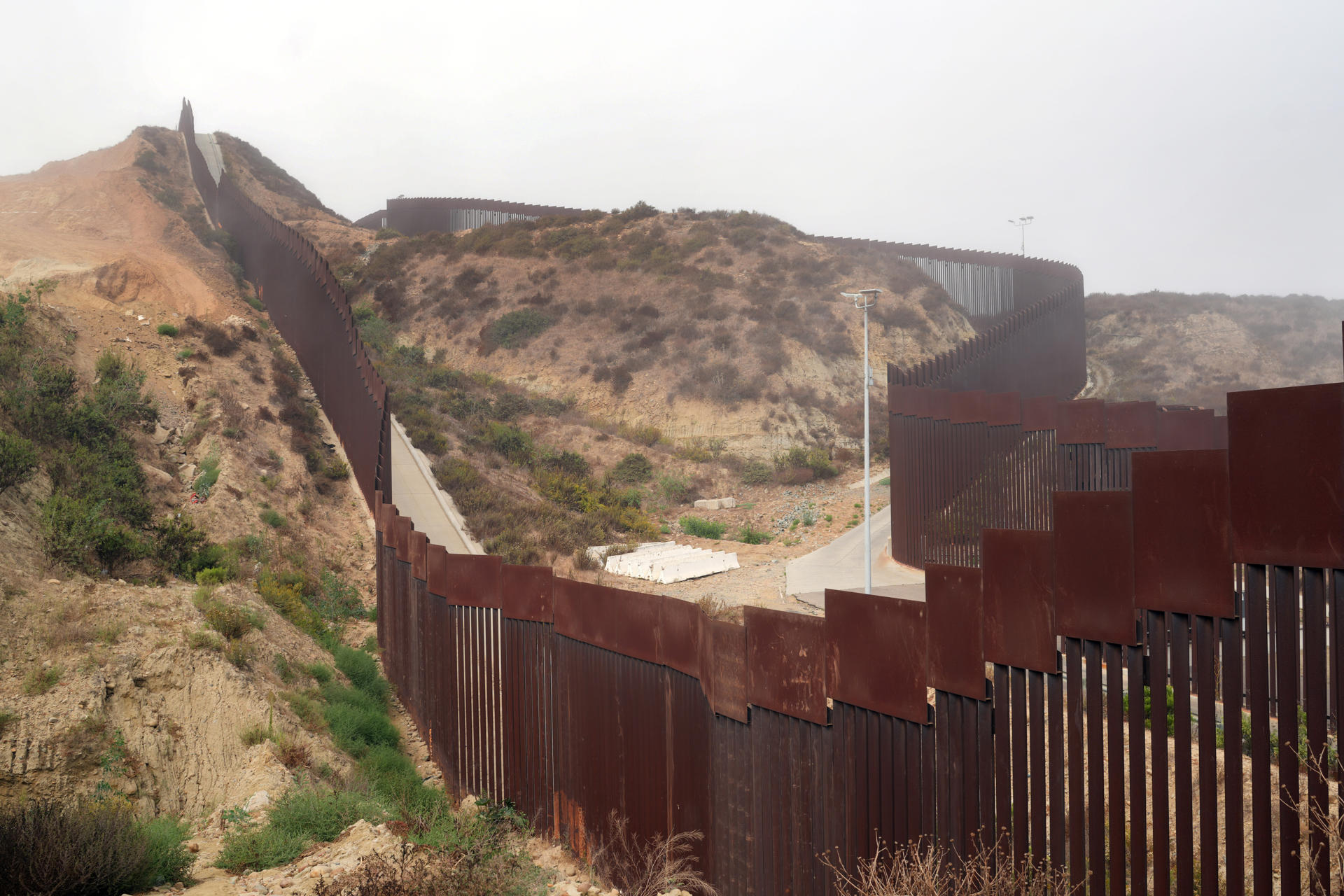 Fotografía del 8 de octubre de 2024 donde se muestra un tramo de la valla fronteriza entre Estados Unidos y México, en San Diego, California (Estados Unidos).EFE/ Manuel Ocaño
