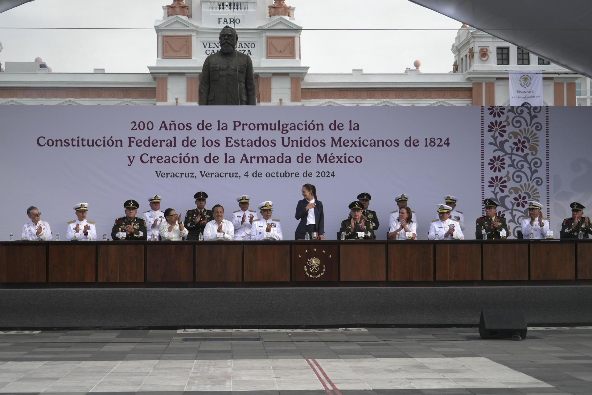 Fotografía cedida este viernes por la Presidencia de México, de la presidenta de México, Claudia Sheinbaum (c), durante un acto protocolario en el Puerto de Veracruz (México). EFE/Presidencia de México/SOLO USO EDITORIAL/SOLO DISPONIBLE PARA ILUSTRAR LA NOTICIA QUE ACOMPAÑA (CRÉDITO OBLIGATORIO)
