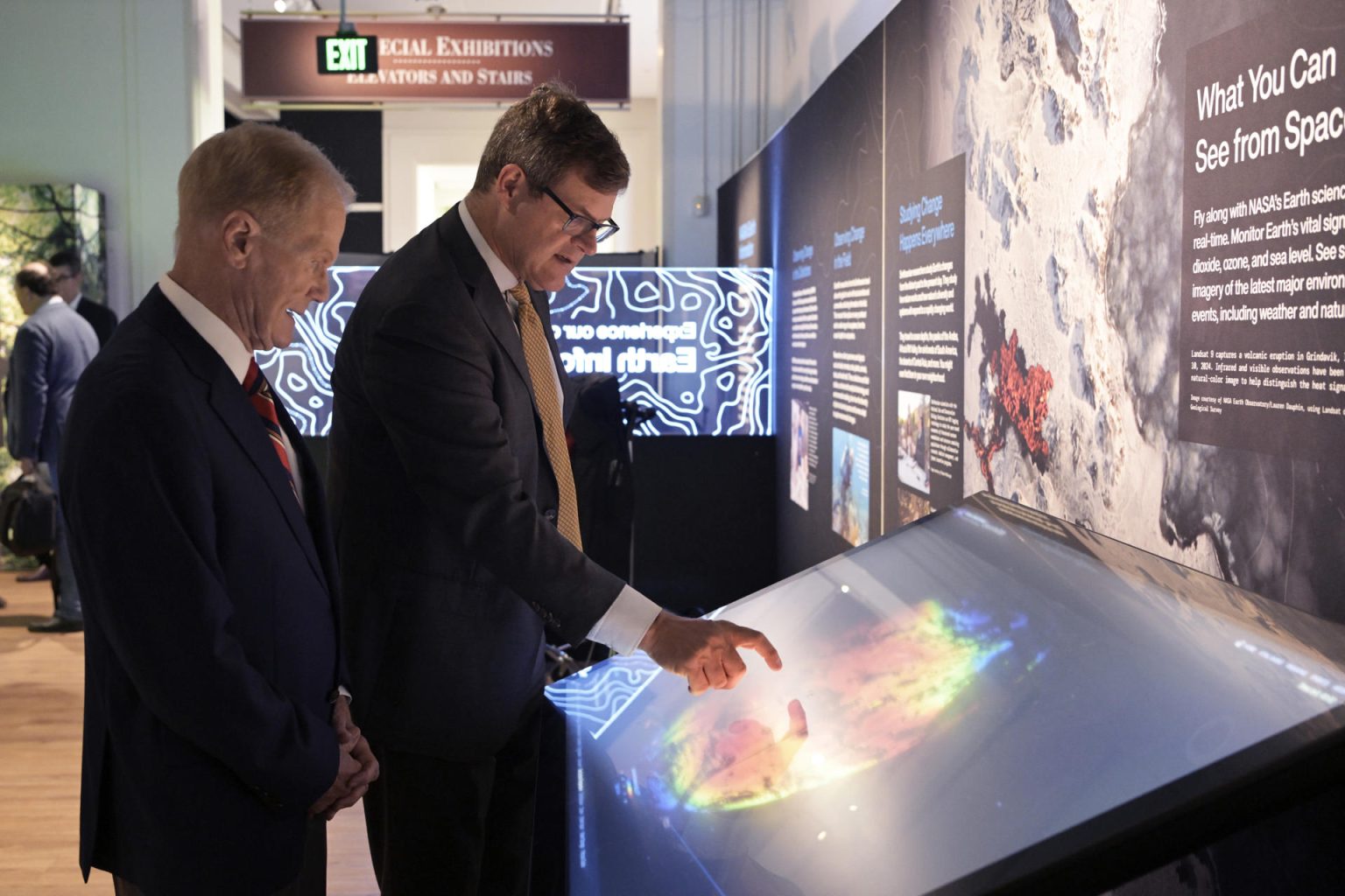 El administrador de la NASA, Bill Nelson (i), y el director del Museo Nacional de Historia Natural, Kirk Johnson, visitan la exposición Centro de Información sobre la Tierra este lunes, en el Museo Nacional de Historia Natural en Washington (Estados Unidos). EFE/ Lenin Nolly