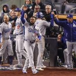 El banco de los Dodgers de Los Angeles celebra un sencillo impulsador de Enrique Hernandez ante los Yanquis de Nueva York durante el tercer juego de la Serie Mundial. EFE/SARAH YENESEL