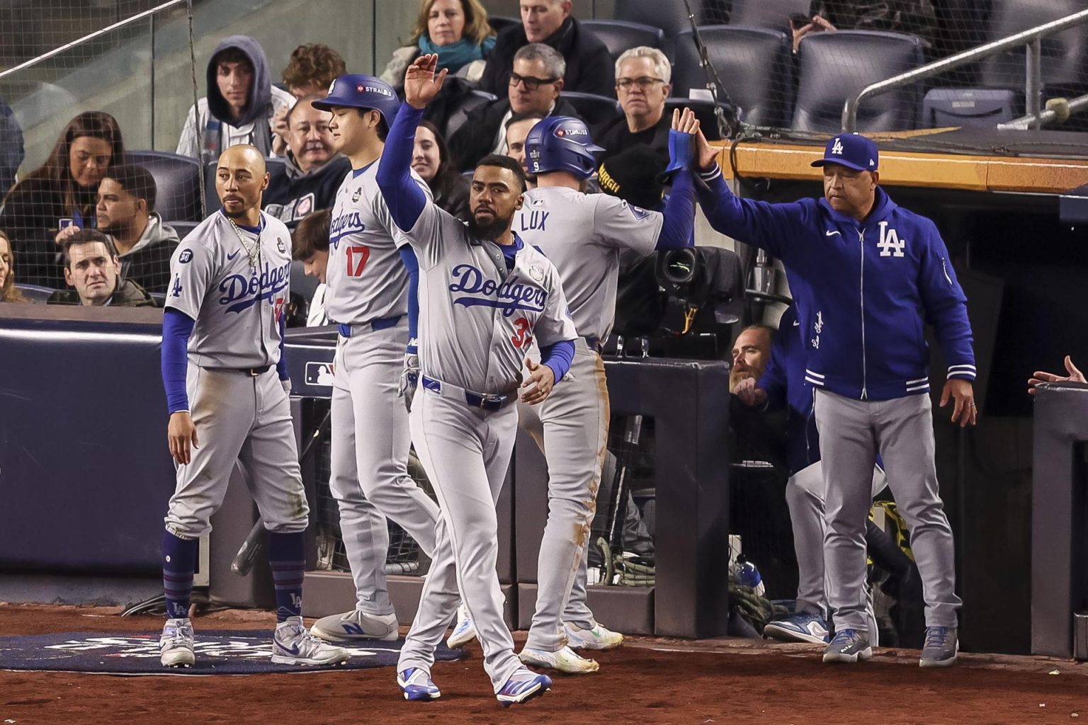 El banco de los Dodgers de Los Angeles celebra un sencillo impulsador de Enrique Hernandez ante los Yanquis de Nueva York durante el tercer juego de la Serie Mundial. EFE/SARAH YENESEL