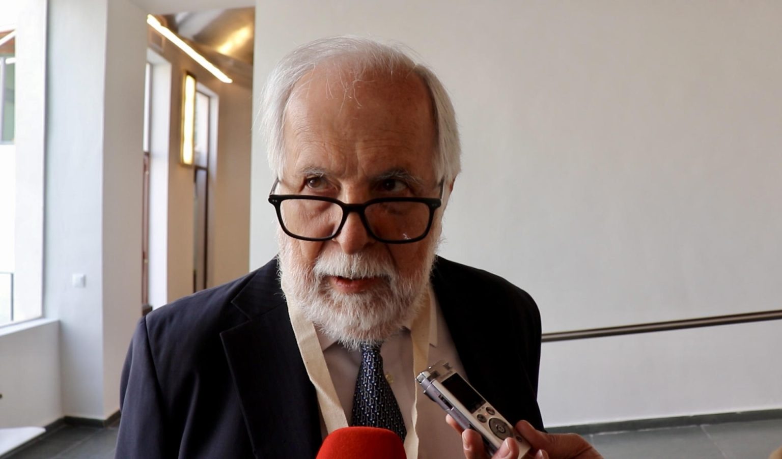 El director de la Academia Mexicana de la Historia, Javier Garciadiego Dantán, ha afirmado este viernes que las autoridades políticas toman decisiones, pero "no nos pueden imponer una visión de la historia" en declaraciones a la prensa tras la inauguración de un Encuentro de Academias Hispanoamericanas de la Historia, organizado por la Fundación Obra Pía de los Pizarro, en Trujillo (Cáceres), y que ha presidido Felipe VI. EFE/ Vicente M Roso Lugar