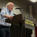 El senador Bernie Sanders habla durante un mitín de políticos demócratas progresistas, en el polideportivo The Millenium, en Austin, Texas (Estados Unidos). EFE/ Alejandra Arredondo