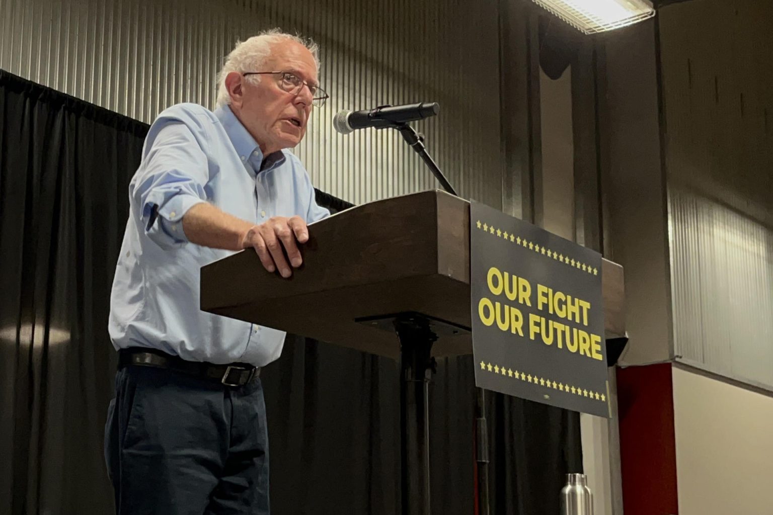 El senador Bernie Sanders habla durante un mitín de políticos demócratas progresistas, en el polideportivo The Millenium, en Austin, Texas (Estados Unidos). EFE/ Alejandra Arredondo