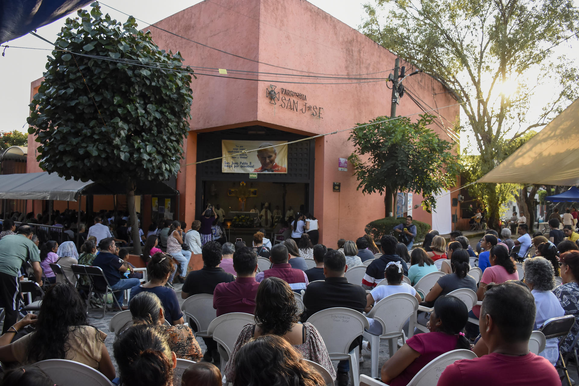 Fieles católicos participan en la misa para recibir las reliquias de San Juan Pablo II, este jueves en la Parroquia de San José, en Juitepec (México). EFE/Tony Rivera
