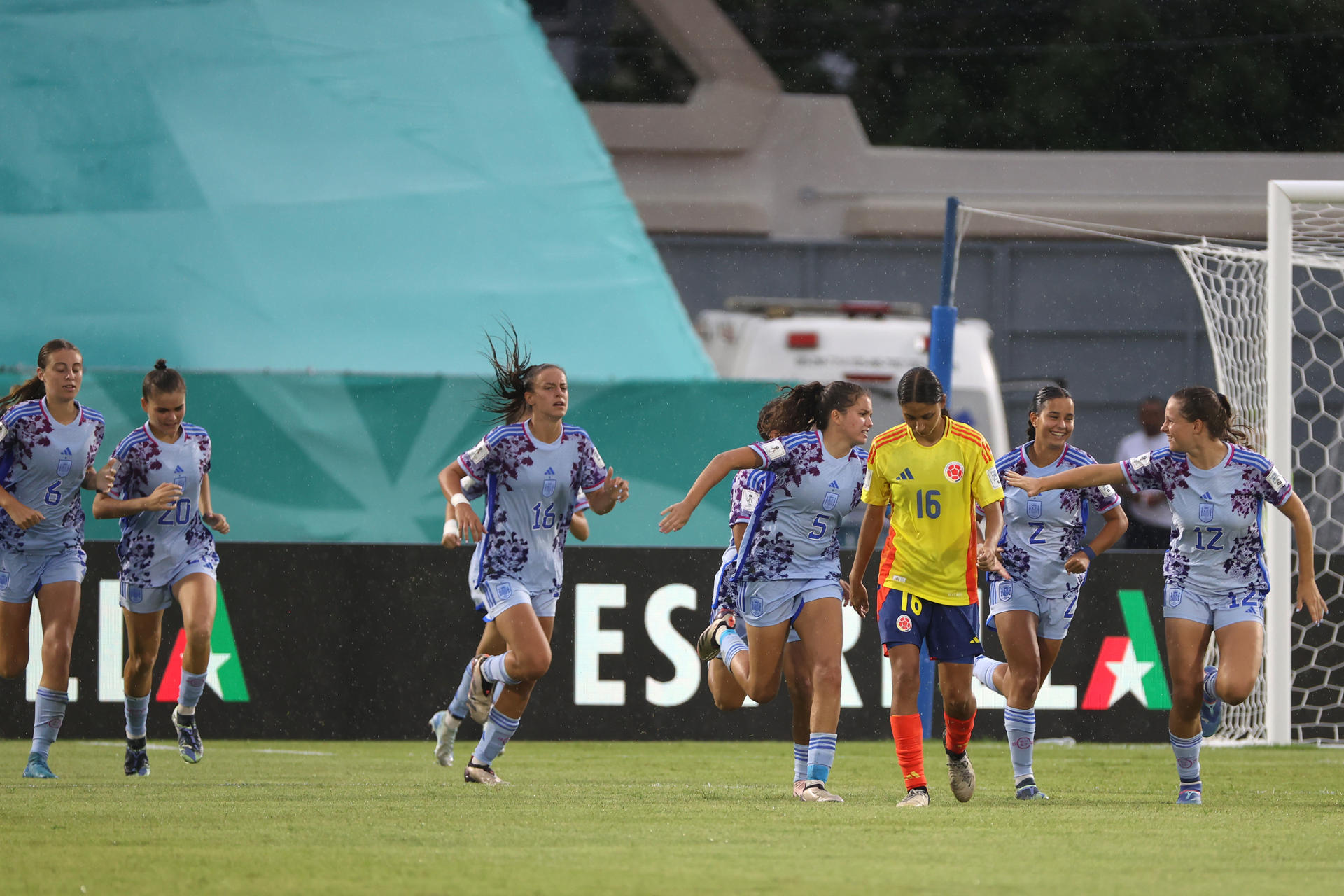 Las jugadoras de la selección sub-17 de España celebran este martes en Santo Domingo ante la decepción de sus rivales colombianas en el cierre de la fase de grupos del Mundial. EFE/ Orlando Barría
