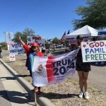 Fotografía del 28 de septiembre de 2024 de la mexicana Betty Rivas (i) haciendo campaña a favor del expresidente republicano, Donald Trump, cerca a su restaurante Sammy's Mexican Grill, en Catalina, Arizona (Estados Unidos). EFE/ Ana Milena Varón