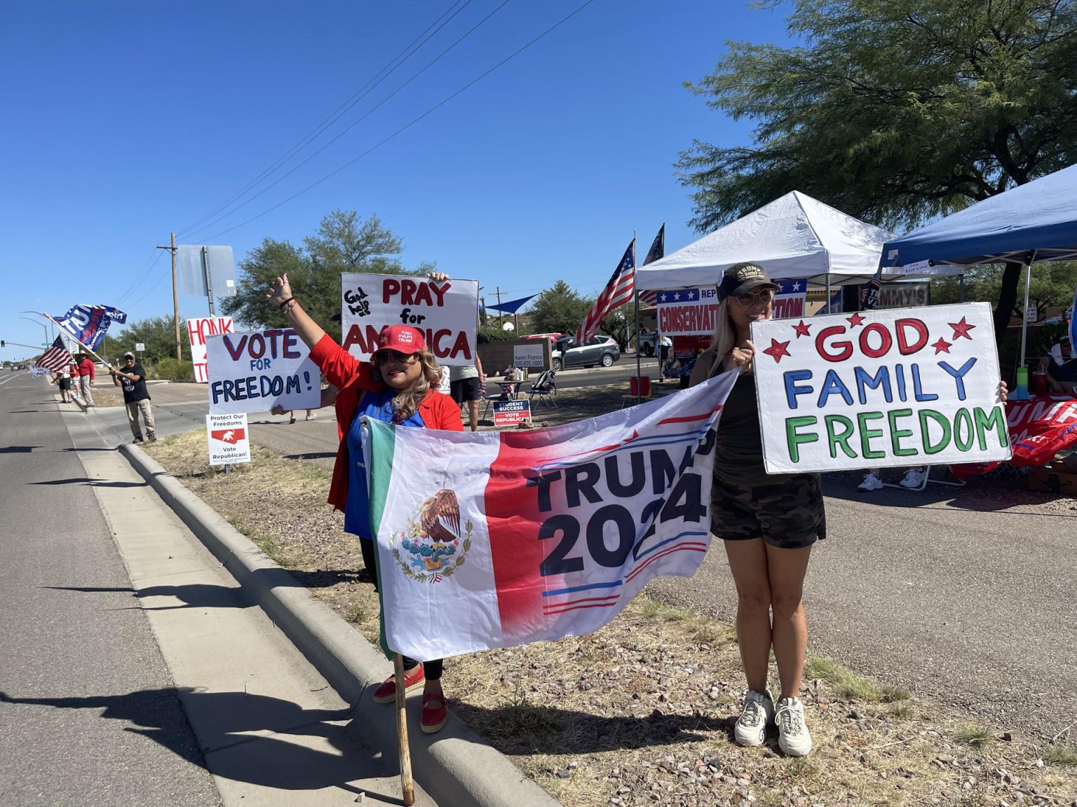 Fotografía del 28 de septiembre de 2024 de la mexicana Betty Rivas (i) haciendo campaña a favor del expresidente republicano, Donald Trump, cerca a su restaurante Sammy's Mexican Grill, en Catalina, Arizona (Estados Unidos). EFE/ Ana Milena Varón