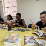 Integrantes de organizaciones no gubernamentales (ONG) participan con migrantes en talleres de artesanías el 9 de octubre de 2024 en Ciudad Juárez, Chihuahua (México). EFE/Luis Torres