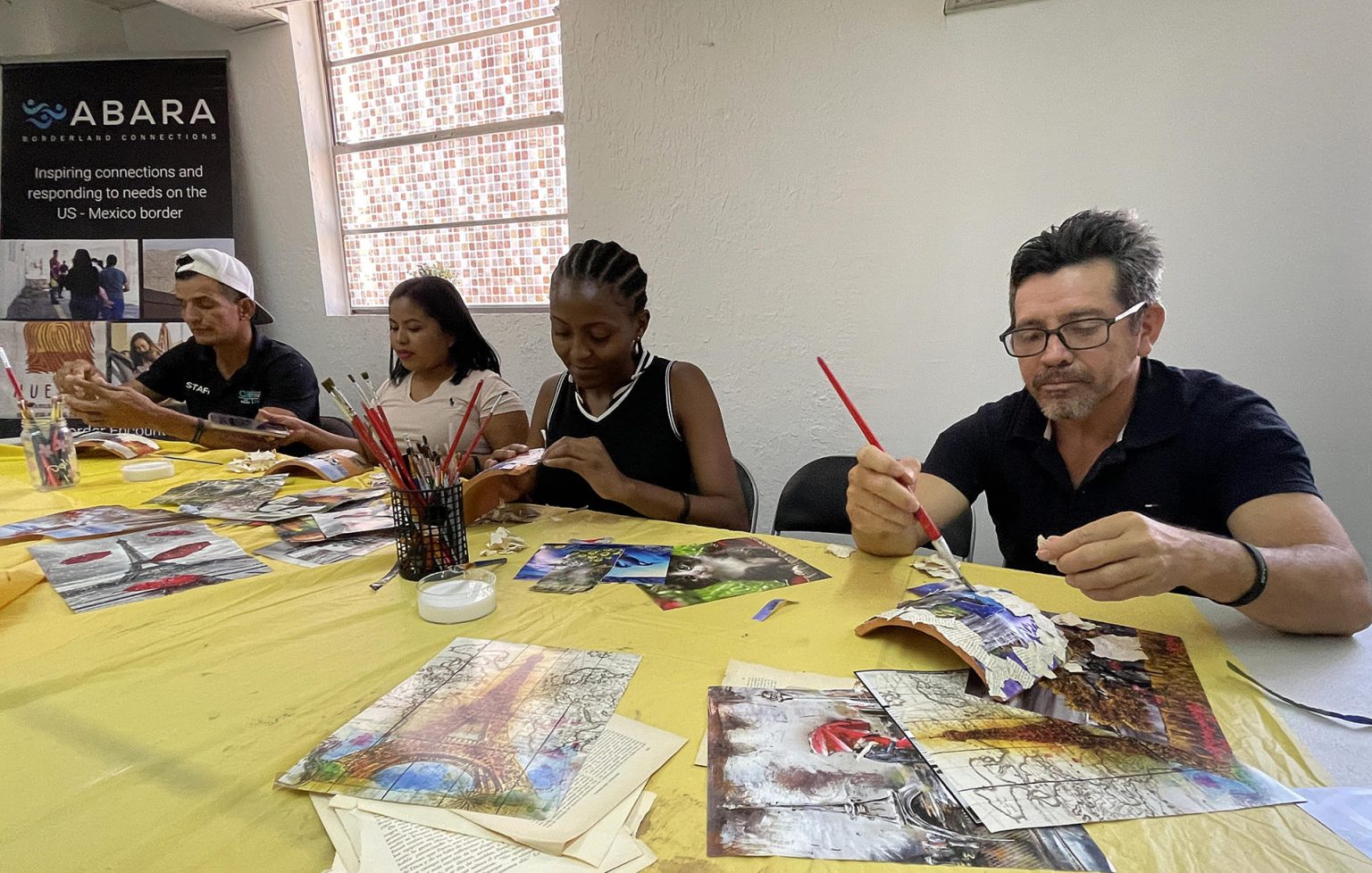 Integrantes de organizaciones no gubernamentales (ONG) participan con migrantes en talleres de artesanías el 9 de octubre de 2024 en Ciudad Juárez, Chihuahua (México). EFE/Luis Torres