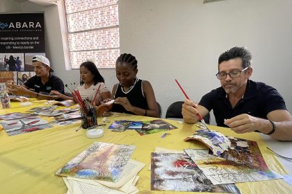 Integrantes de organizaciones no gubernamentales (ONG) participan con migrantes en talleres de artesanías el 9 de octubre de 2024 en Ciudad Juárez, Chihuahua (México). EFE/Luis Torres