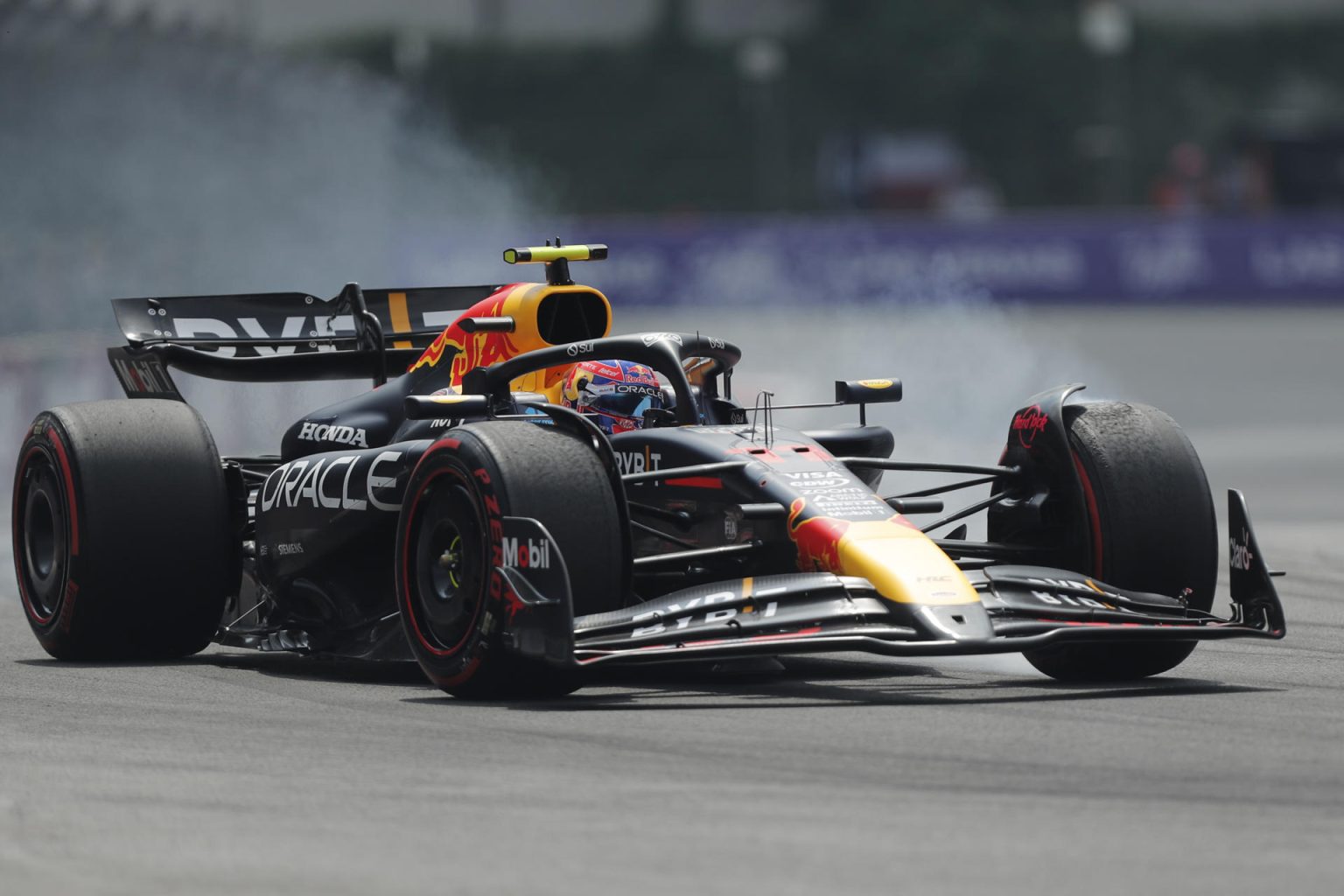 El mexicano Sergio Pérez de Red Bull participa en la tercera practica del Gran Premio de México este sábado, en el Autódromo de los Hermanos Rodríguez en Ciudad de México (México). EFE/ Isaac Esquivel