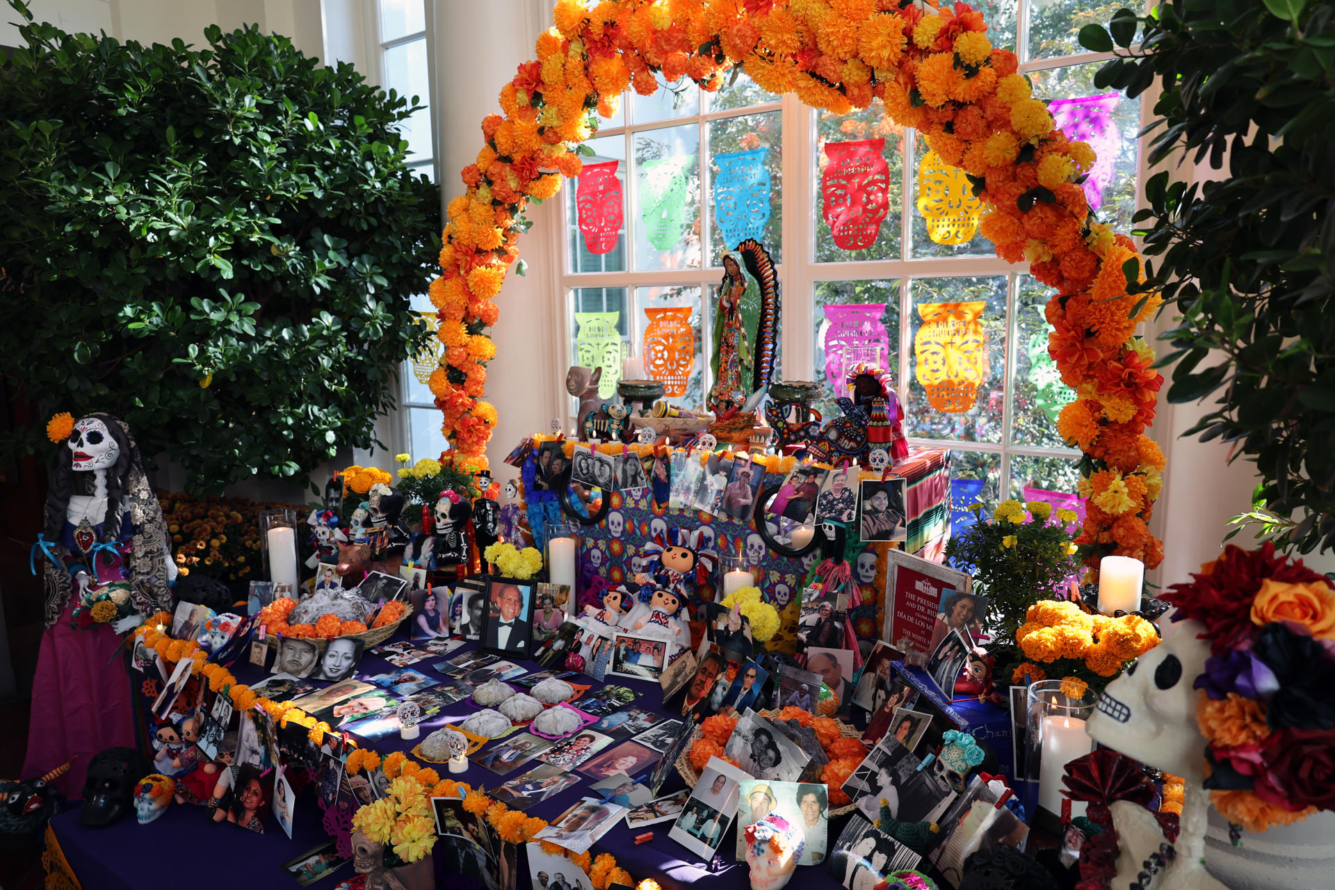 Fotografía de un altar compuesto por decorados con calaveras de azúcar, catrinas, pan de muerto, velas, papel picado y figuras mexicanas como alebrijes, colocado este jueves en la Casa Blanca en Washington (EE.UU.). EFE/ Octavio Guzmán
