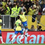 Rafinha (d) de Brasil celebra su gol en un partido de las eliminatorias sudamericanas el Mundial de 2026. EFE/ Andre Borges