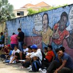 Imagen de migrantes que hacen fila en las oficinas migratorias en Tegucigalpa, Honduras. EFE/Juan Manuel Blanco