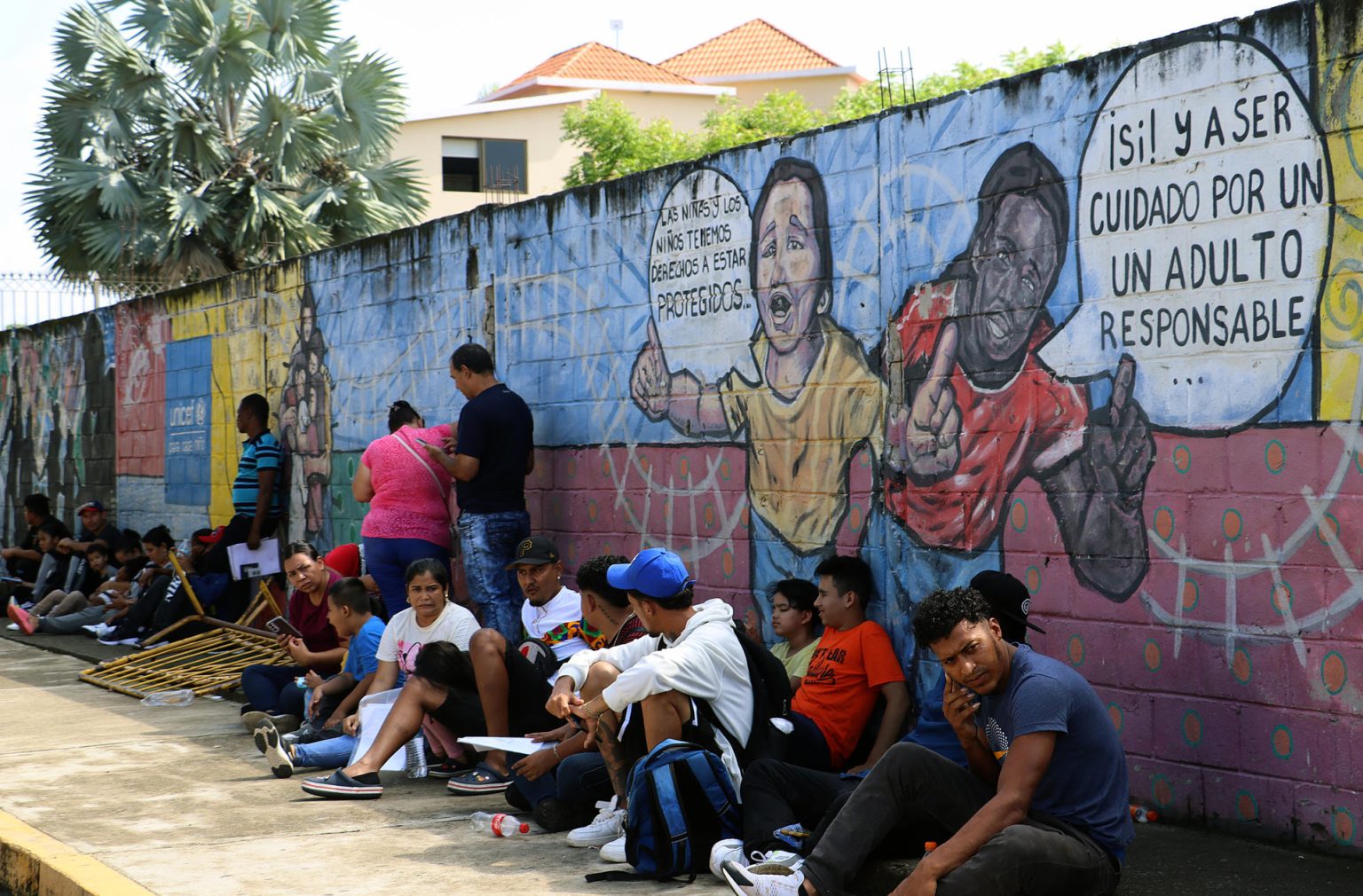 Imagen de migrantes que hacen fila en las oficinas migratorias en Tegucigalpa, Honduras. EFE/Juan Manuel Blanco