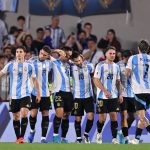 Jugadores de Argentina fueron registrados este martes, 15 de octubre, al celebrar un gol que Lionel Messi (c) le anotó a Bolivia, durante un partido de la fecha 10 de las eliminatoria suramericanas al Mundial FIFA de 2026, en el estadio Más Monumental de Buenos Aires (Argentina). EFE/Juan Ignacio Roncoroni