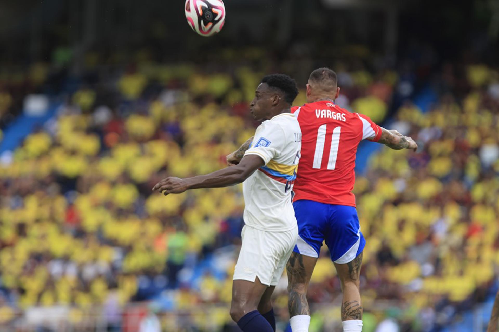 Jhon Lucumí (i) de Colombia disputa el balón con Eduardo Vargas de Chile en un partido de las eliminatorias sudamericanas para el Mundial 2026. EFE/ Ricardo Maldonado Rozo
