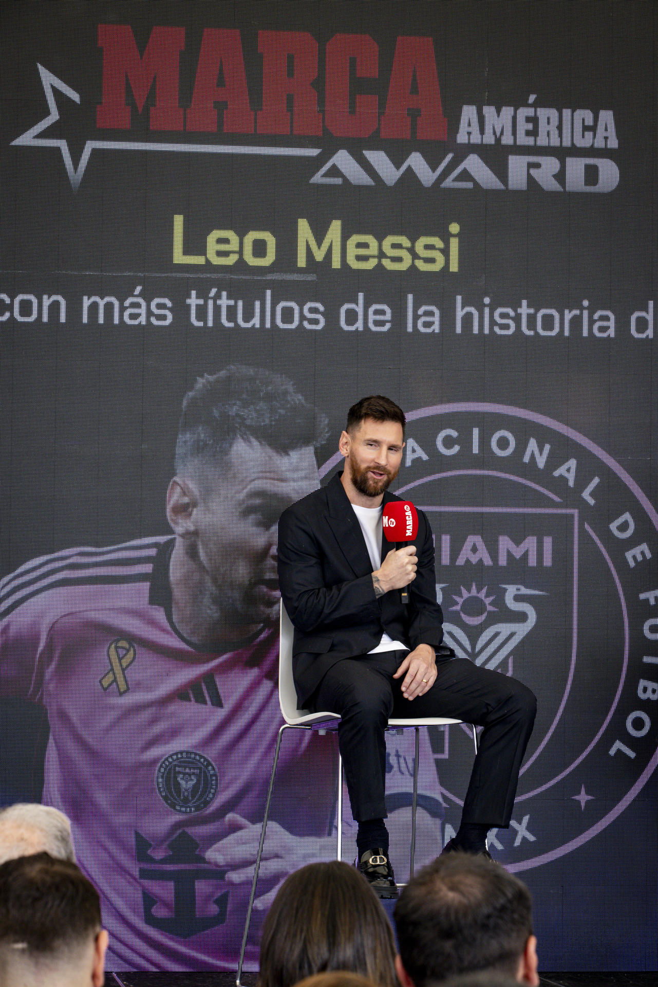 El futbolista argentino Lionel Messi habla durante la ceremonia de entrega del Premio Marca América en el Estadio Chase en Fort Lauderdale, en Florida (Estados Unidos). EFE/ Eva Marie Uzcátegui
