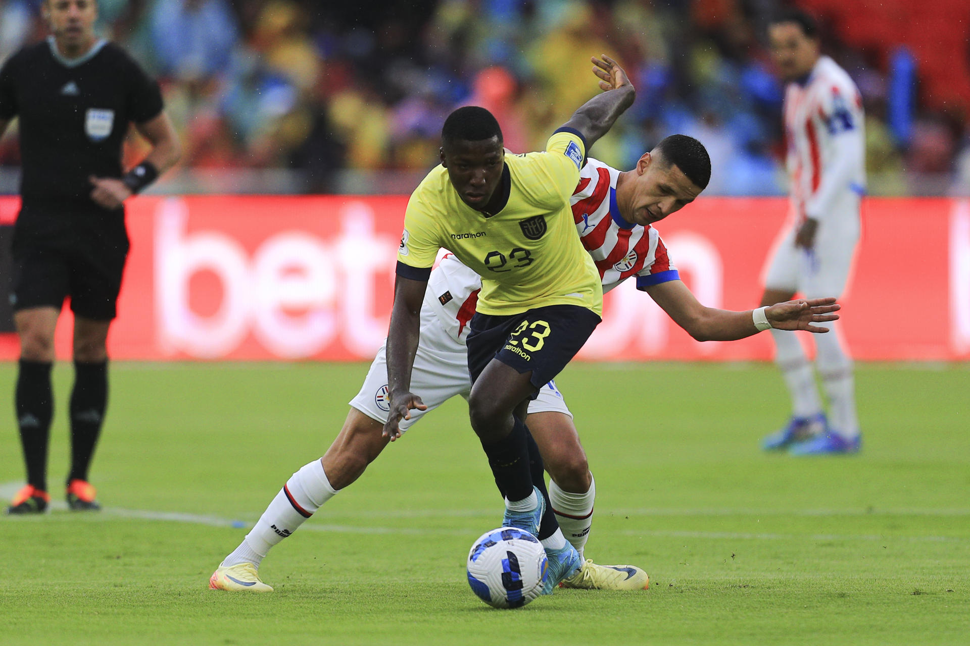 Moisés Caicedo (i) de Ecuador disputa un balón con Alex Arce de Paraguay en un partido de las eliminatorias sudamericanas para el Mundial de 2026. EFE/ José Jácome
