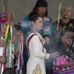 La presidenta de México, Claudia Sheinbaum (c), participa en la ceremonia de entrega del Bastón de Mando, por parte de los representantes de los pueblos indígenas, este martes en Ciudad de México (México). Archivo. EFE/Isaac Esquivel