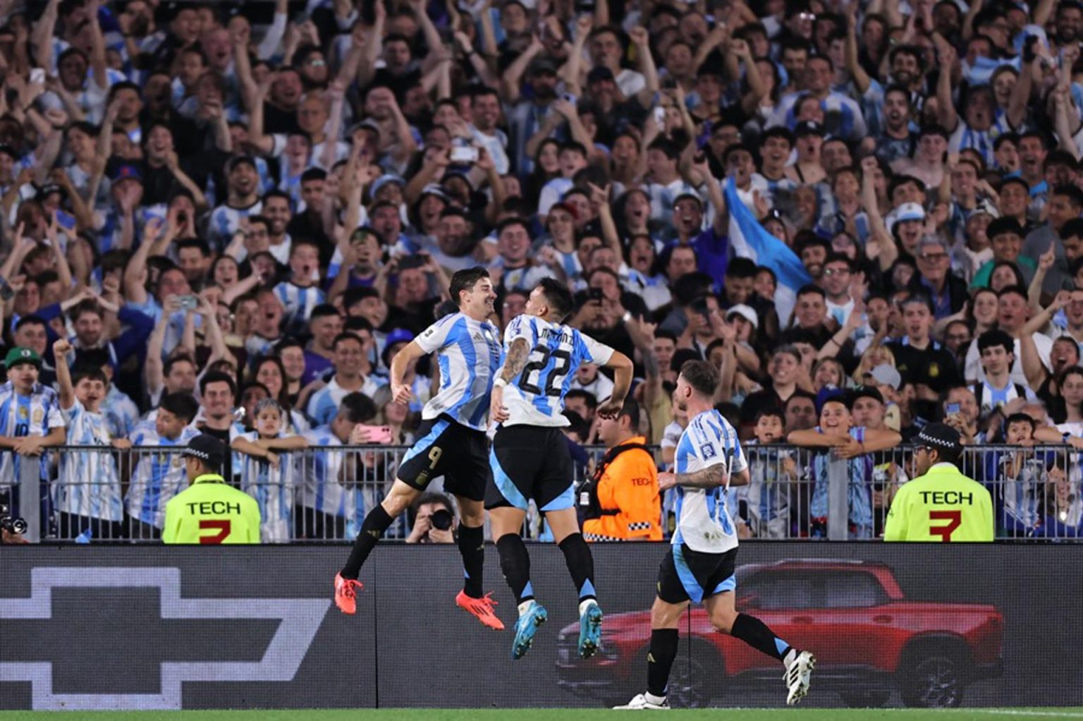 Jugadores de Argentina celebran un gol ante Bolivia en un partido de las eliminatorias sudamericanas para el Mundial 2026. EFE/ Juan Ignacio Roncoroni